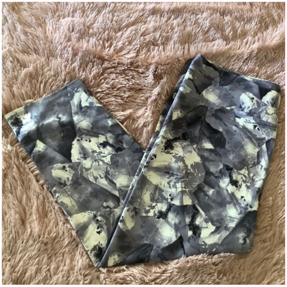 Fabletics cropped marbled leggings size large high waisted powerhold *lilac*